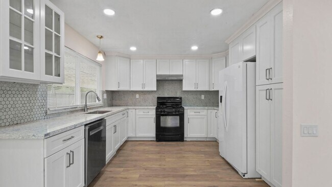 Building Photo - 493 Landsdown Cir