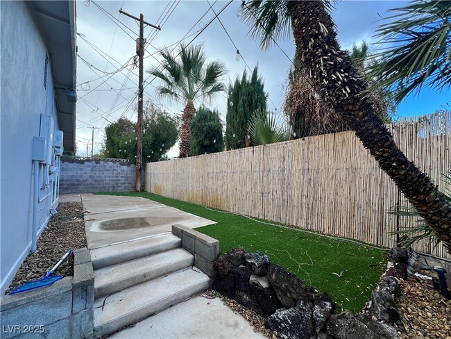 Building Photo - 3140 Hebard Dr