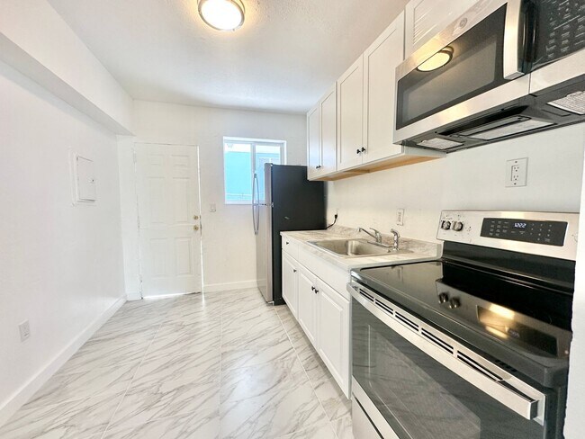 Building Photo - Freshly remodelled 2bed/1bath in a duplex close to Wynwood: for rent now @ $ 2,100.00!