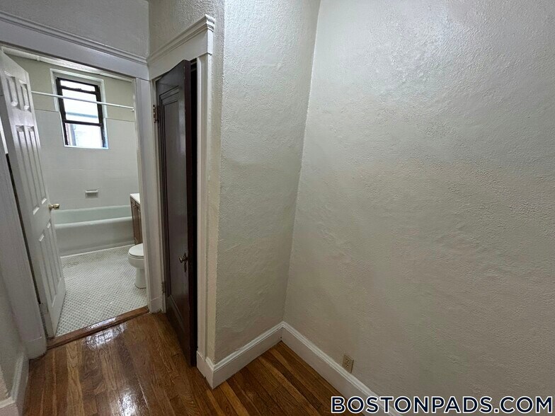 Building Photo - 53 Fellsway W