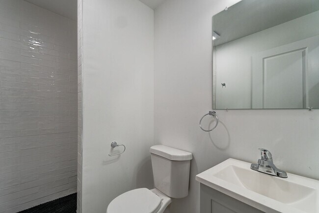 Building Photo - 522 Elm St