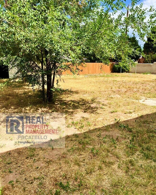 Building Photo - 4 Bedroom 2 Bath Home - Pet Friendly