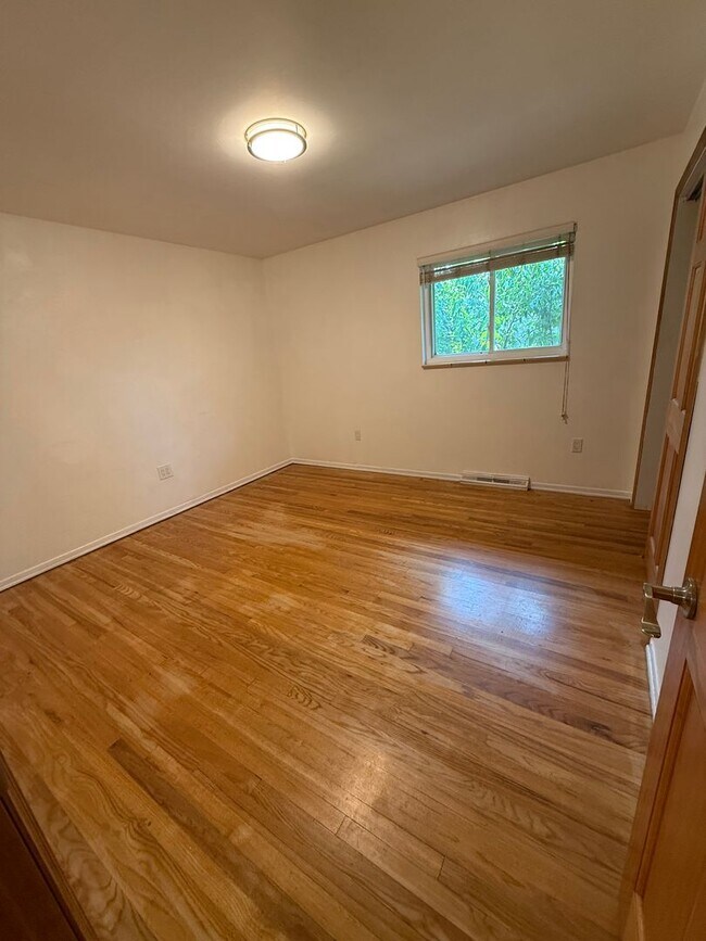 Building Photo - 2 bedroom / 1 bath Mid-Century brick duple...