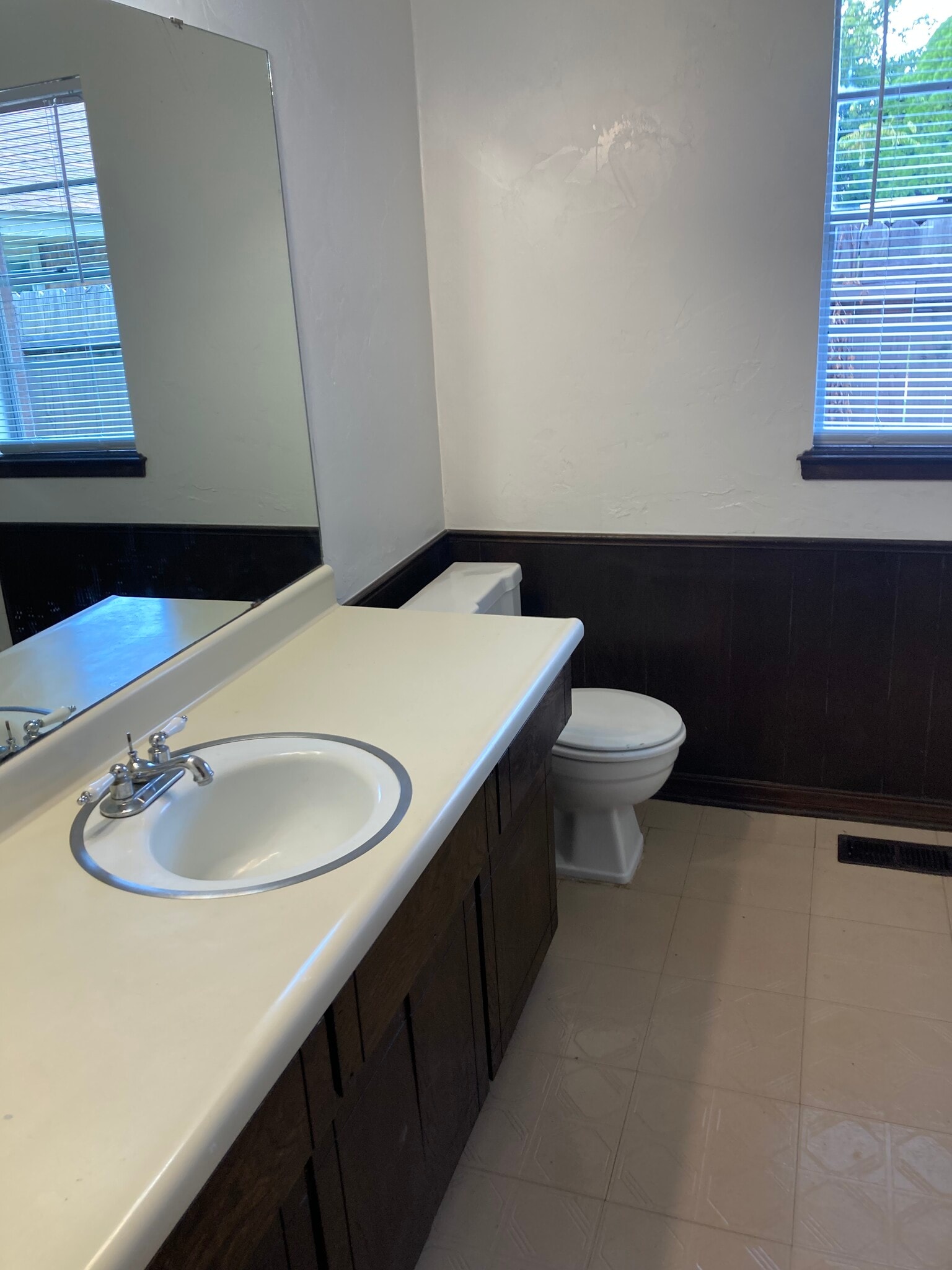 Bath #2 sink - 1400 Val Genes Rd