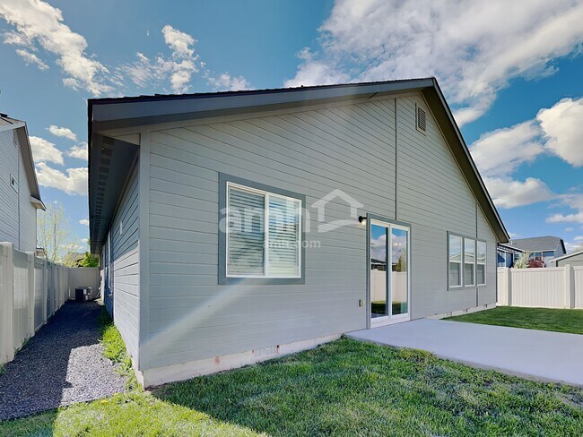 Building Photo - 754 N Scotney Ave