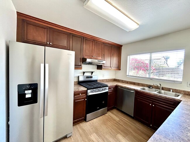Building Photo - 5 Bed, 2 Bath in Otay Mesa!