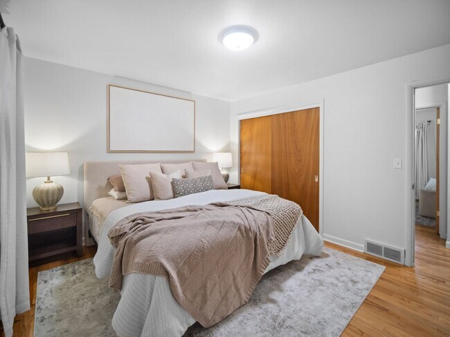 Building Photo - Beautiful FULLY FURNISHED TWO BEDROOM DUPLEX!