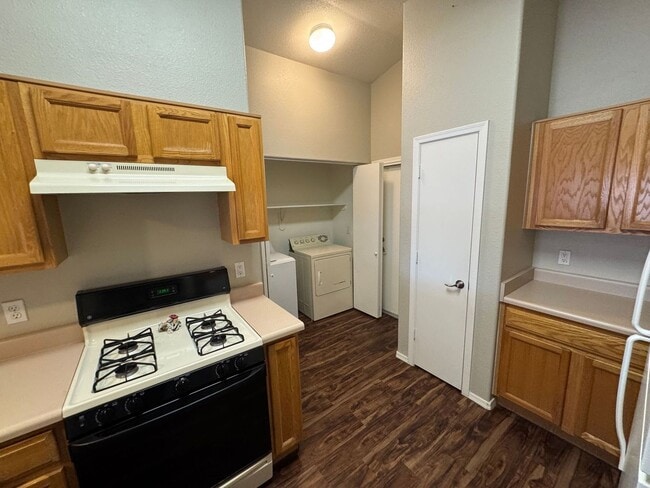 Building Photo - 3 Bedroom - 2 Bath - 1285 Sq. Ft.  - 2 Car Garage - Marana