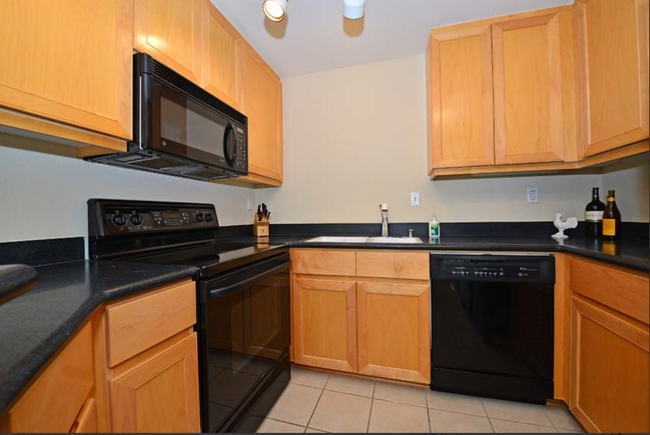 Building Photo - Fantastic Penthouse Unit Downtown Marina D...