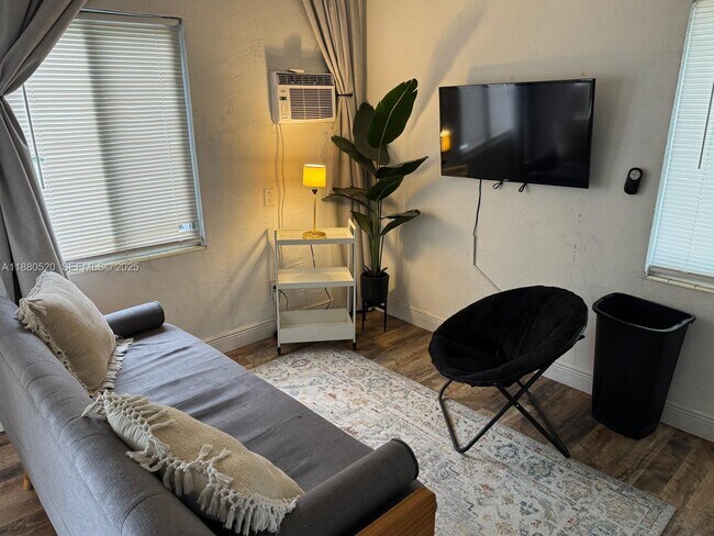 Building Photo - 1101 NE 14th Ave