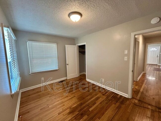 Building Photo - 4315 Woodlawn Pike