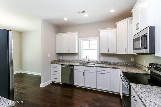 Building Photo - 1202 Woods Ct