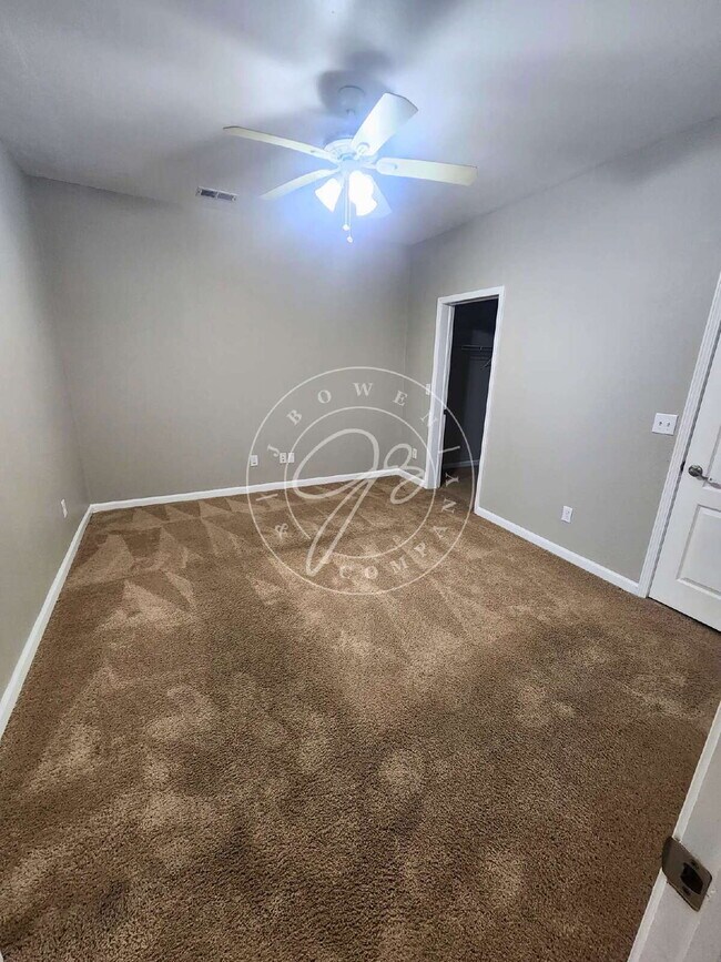 Building Photo - "Charming 1-Bedroom Duplex in Toledo's Vibrant North Huron Neighborhood!"