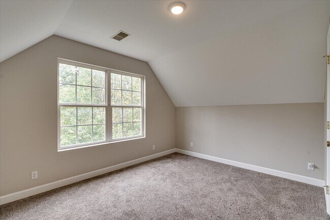 Building Photo - Charming 3-Bed / 2-Bath Home