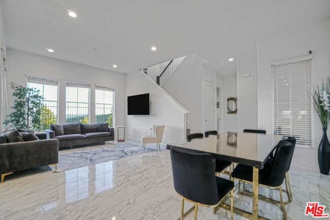 Building Photo - 20818 Bur Oak Cir
