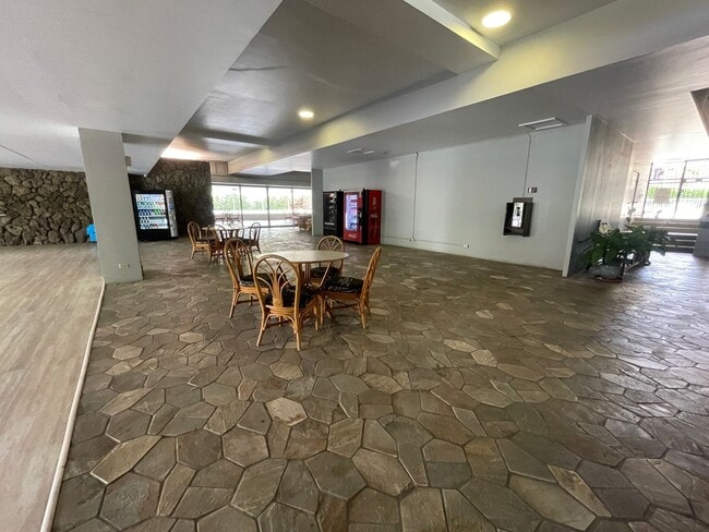 Building Photo - Fantastic Studio Unit w/ parking available...