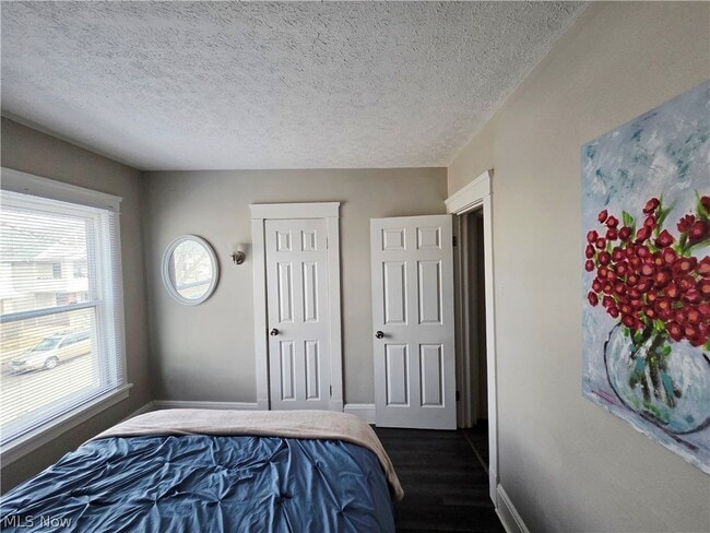 Building Photo - 10415 Bernard Ave