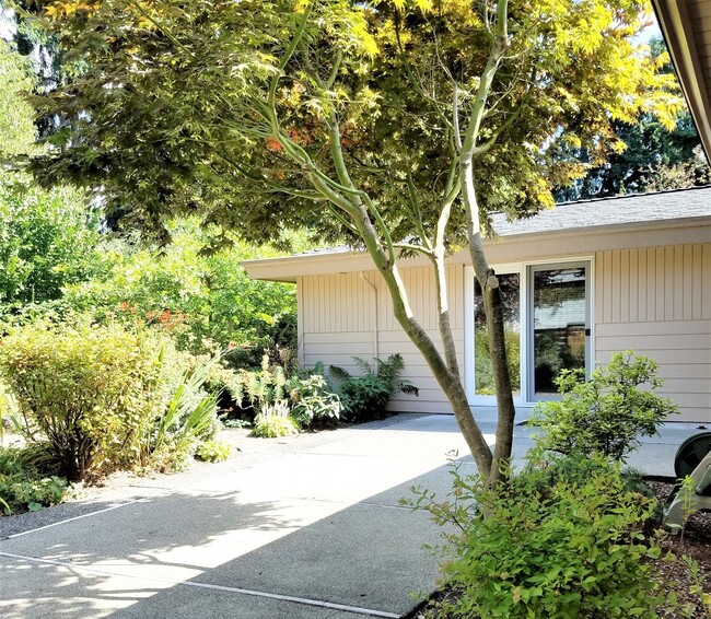 Building Photo - Gorgeous well maintained 4 bed house avail...