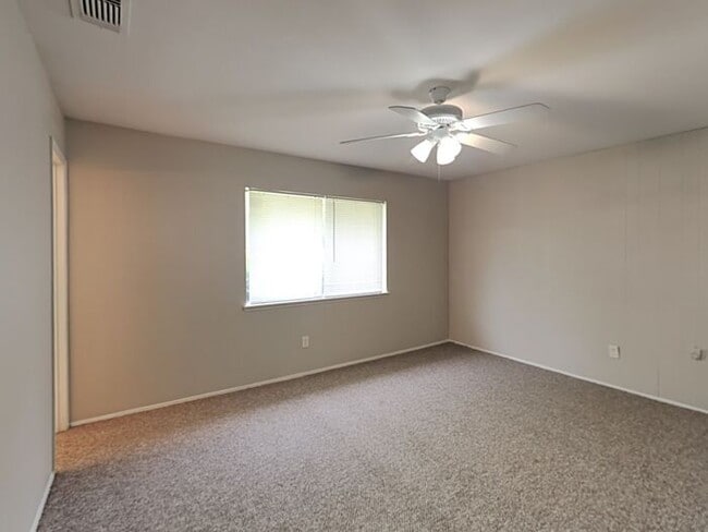 Building Photo - No Application Fee* Plus $250 Off First 2 ...