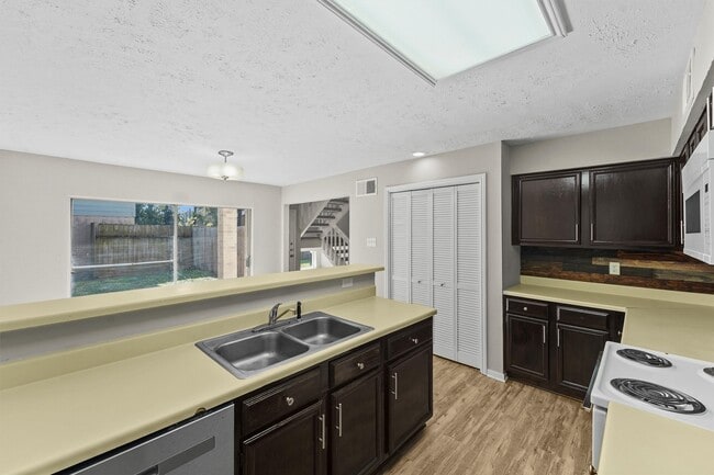 Building Photo - 16723 Quiet Trail Dr