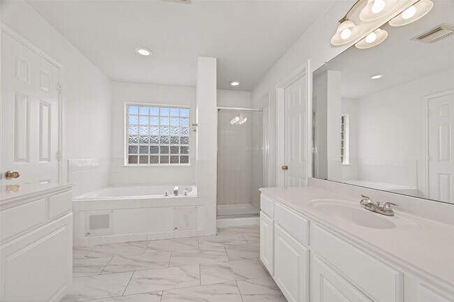 Building Photo - 2015 Waverly Glend Dr