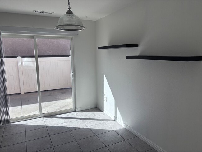 Building Photo - 3 bed / 2.5 bath / 1 car garage townhome with community pool