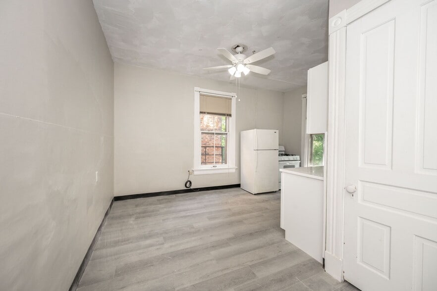 Bedroom space studio style layout - 475 Riddle Rd