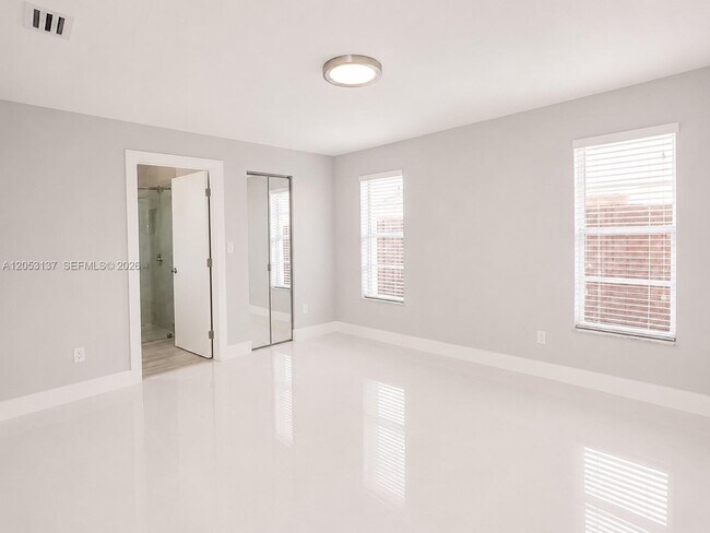 Building Photo - 1104 SW 118th Ct