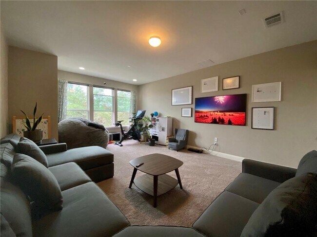 Building Photo - 402 Parkwest Cove