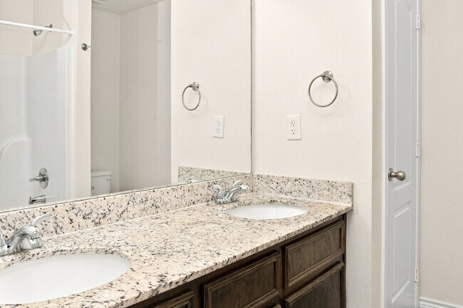 Building Photo - "Spacious 3-Bedroom Duplex with Granite Elegance in Prime Killeen Location!"