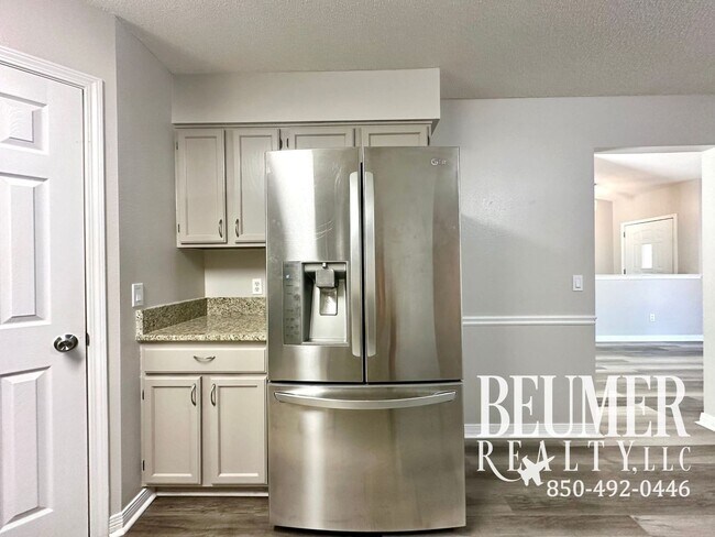 Building Photo - Home nestled in in W. Pensacola minutes fr...