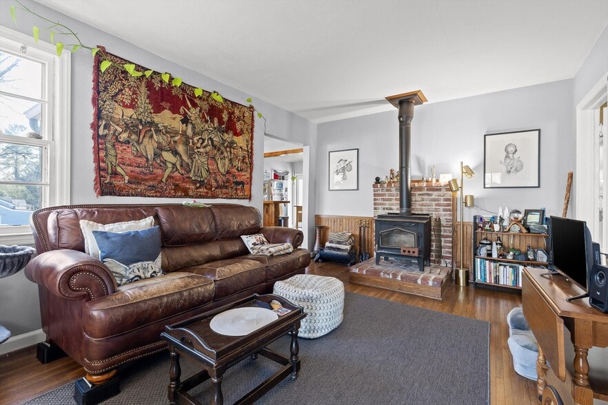 Building Photo - 844 Linden Hall Rd