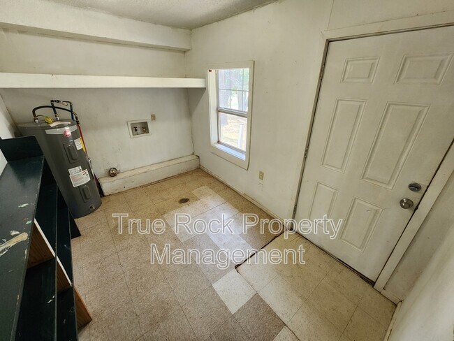 Building Photo - 300 N Division St
