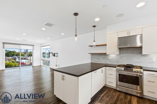 Building Photo - Beautiful three story live/work townhome i...