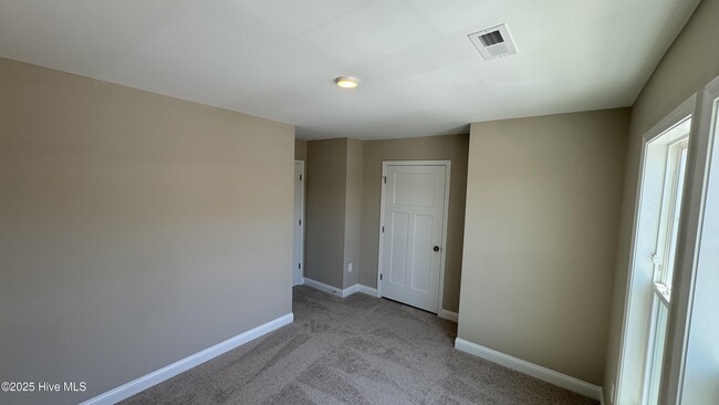 Building Photo - 608 Jacks Xing Dr