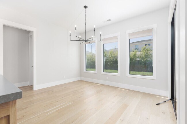 Building Photo - Gorgeous 5 bed | 3.5 bath |  Custom Home with RV Garage in Tonaquint!