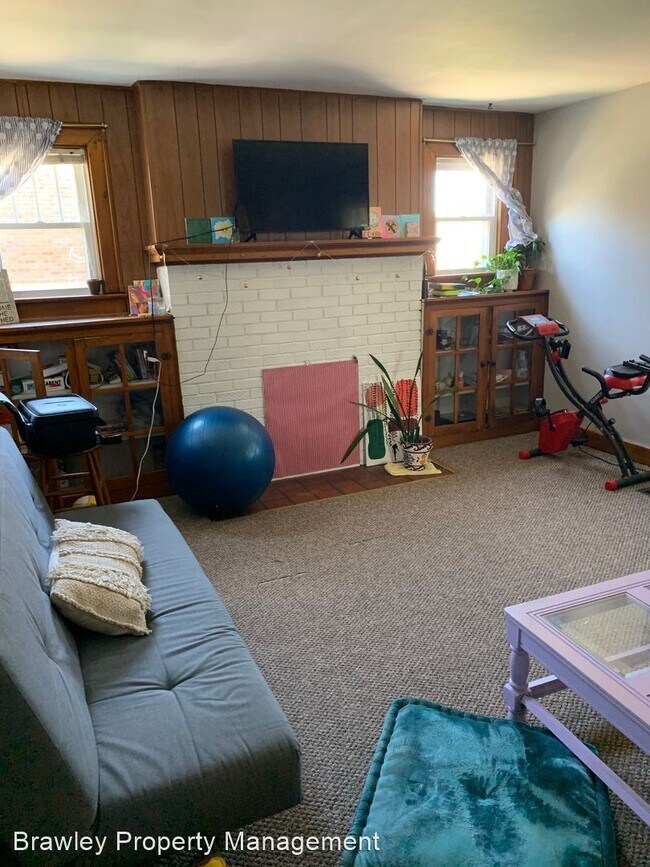 Building Photo - 5 br, 2.5 bath House - 114 E. 1st St