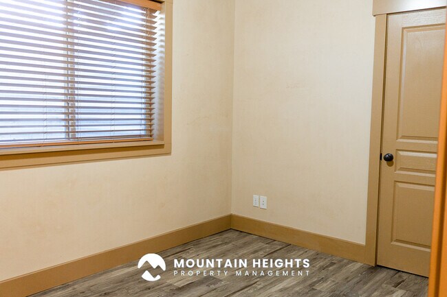 Building Photo - 4071 S Sandpiper Ln