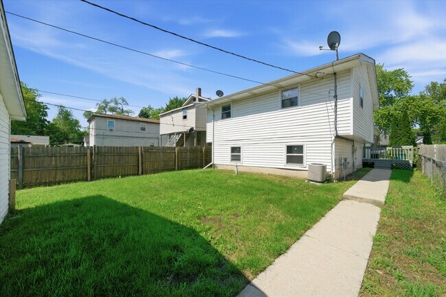 Building Photo - Move-In Ready Split-Level with Open Floor Plan