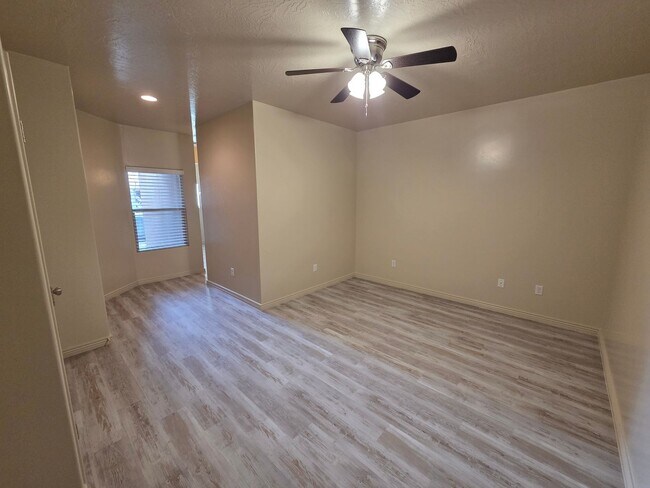 Building Photo - Large 4 Br - like new under $2k!