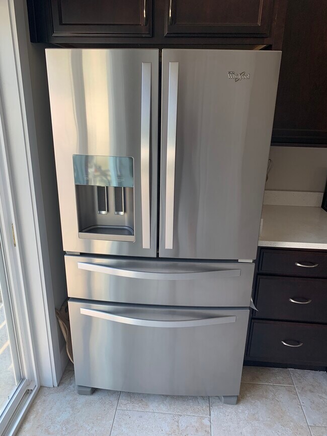 Building Photo - 161 Escanaba Ave