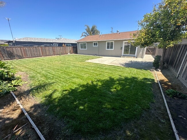 Building Photo - Bright 3BR Home with Central AC, Attached ...