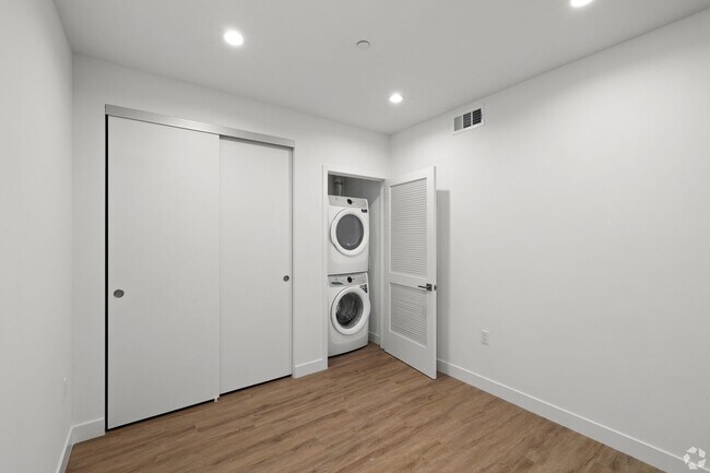 Building Photo - Beautiful Two Bedroom! 401