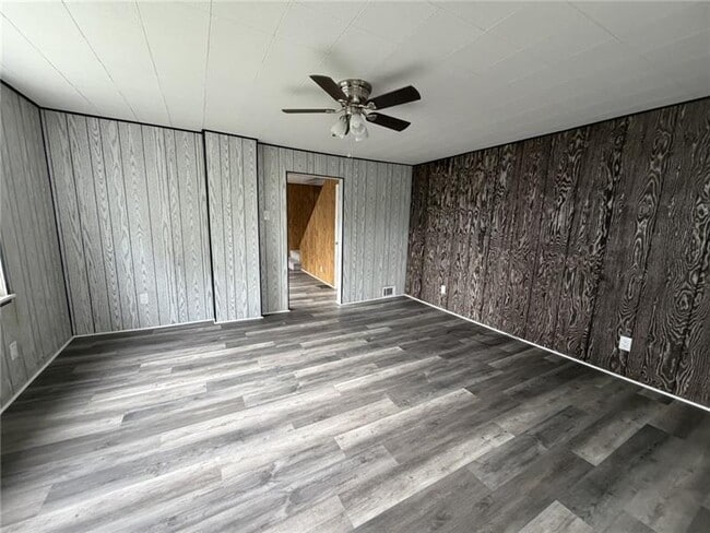 Building Photo - 1154 Eisenhower Dr