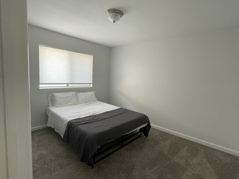 Building Photo - 7135 Shadow Crest Dr