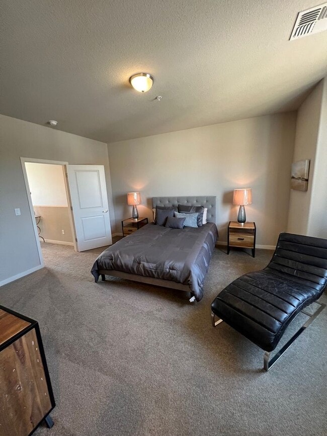 Building Photo - Gorgeous 2 Story, 3 Bed/2.5 Bath Townhouse with 2 Car Garage in Gated Community