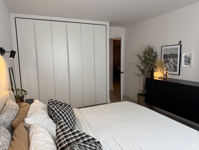 Building Photo - 2020 N Lincoln Park W