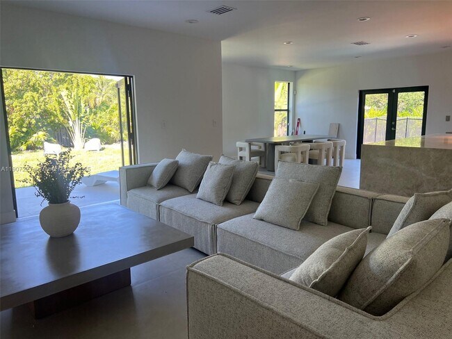 Building Photo - 12790 SW 91 Ave