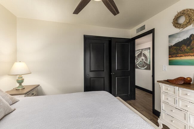 Building Photo - 617 E Ellis Dr