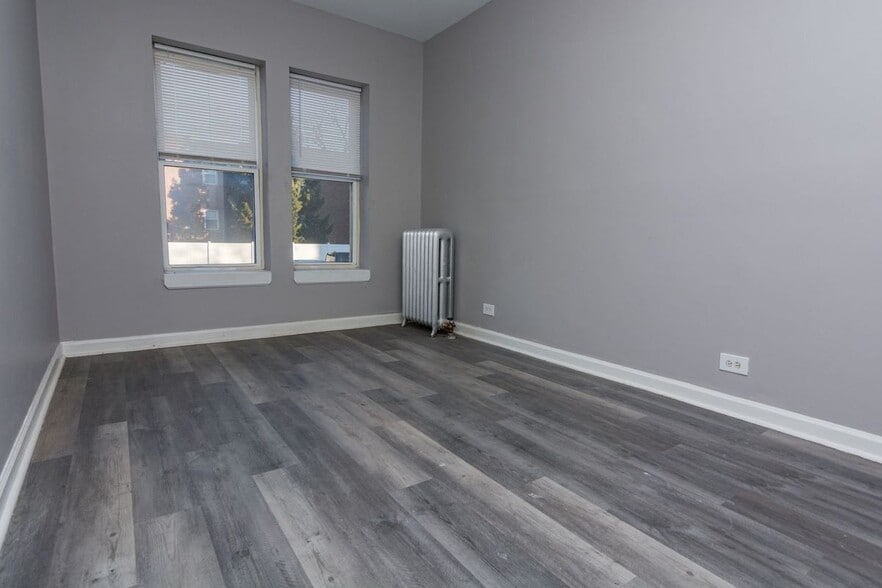 Building Photo - 7446 S Kingston Ave